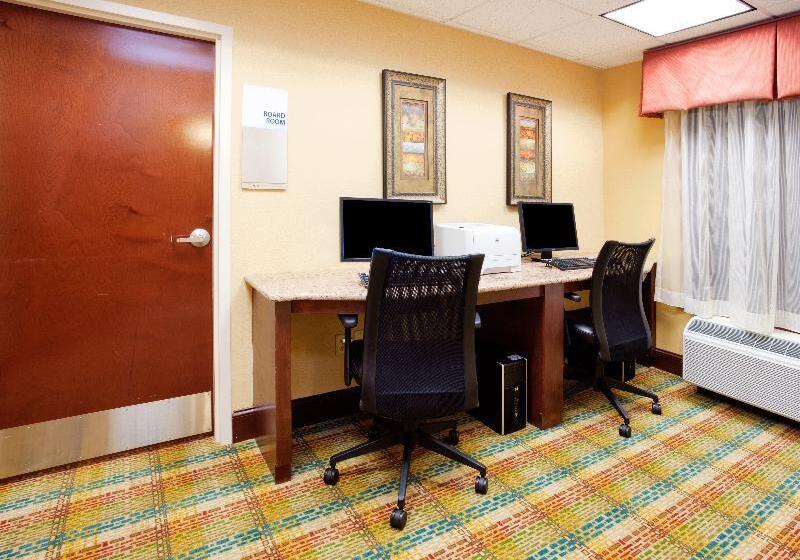 هتل Holiday Inn Express Raleigh Durham Airport, An Ihg