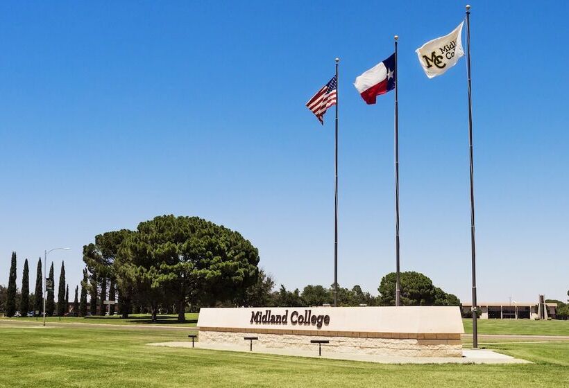 هتل Holiday Inn Express & Suites Midland Loop 250, An Ihg