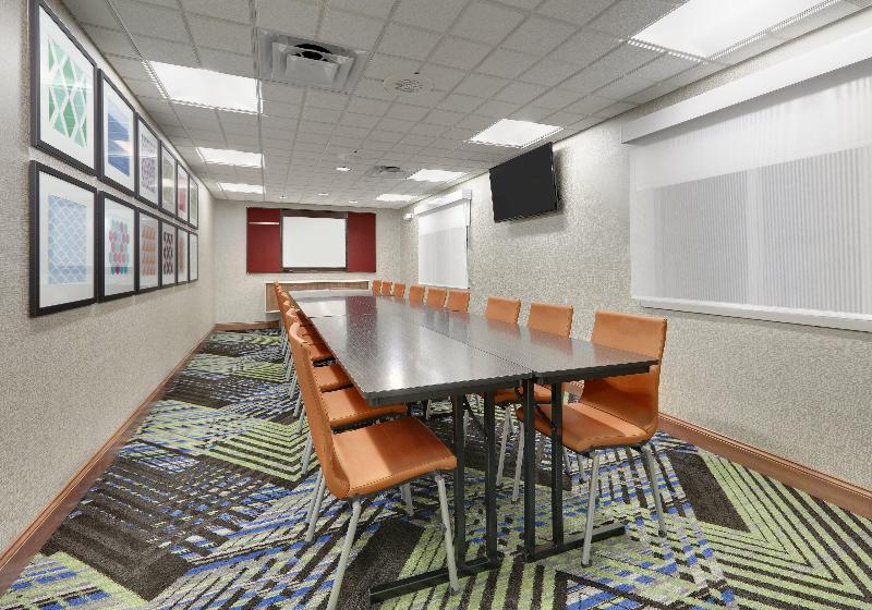 Отель Holiday Inn Express & Suites Mitchell, An Ihg