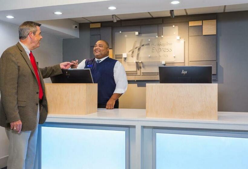 בית מלון כפרי Holiday Inn Express & Suites Wilmington University Center, An Ihg