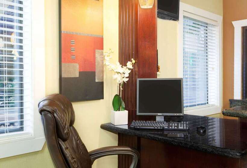 هتل Howard Johnson By Wyndham Lafayette