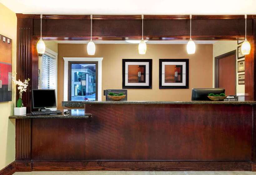 هتل Howard Johnson By Wyndham Lafayette