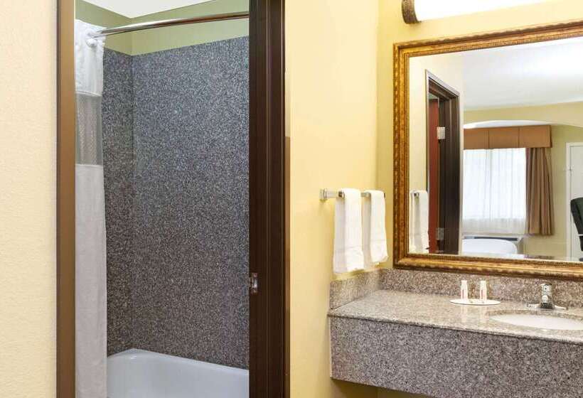 هتل Howard Johnson By Wyndham Lafayette