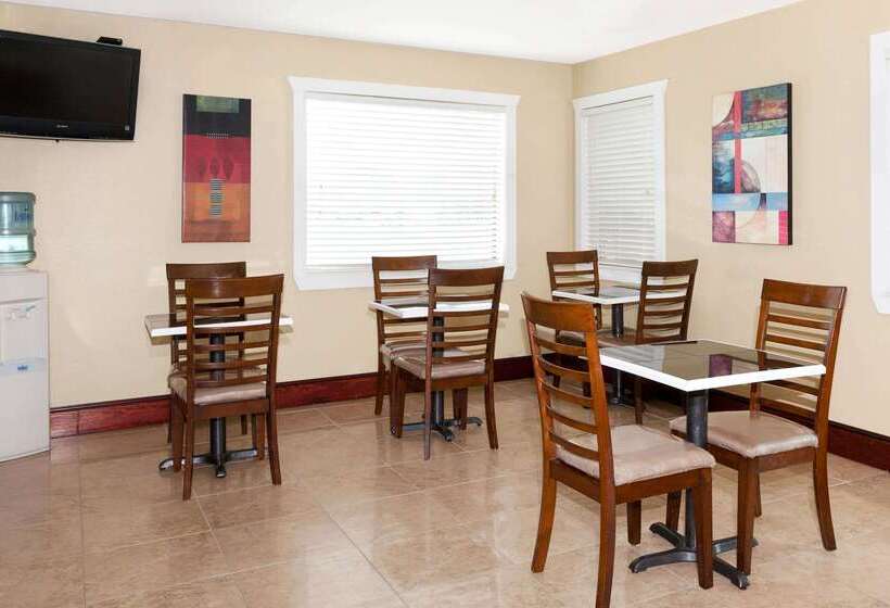 هتل Howard Johnson By Wyndham Lafayette