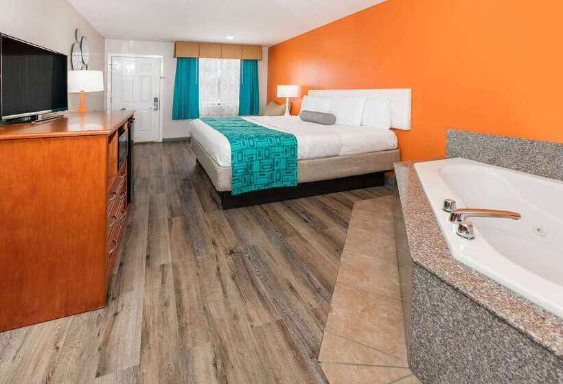 هتل Howard Johnson By Wyndham Lafayette