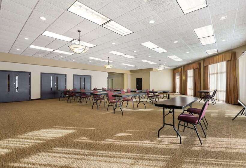 ホテル Mainstay Suites Fitchburg  Madison