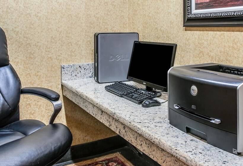 هتل Quality Inn & Suites Ann Arbor Hwy 23