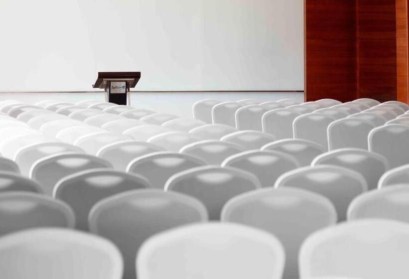 هتل Radisson Blu Cebu