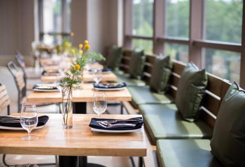 هتل Renaissance Raleigh North Hills