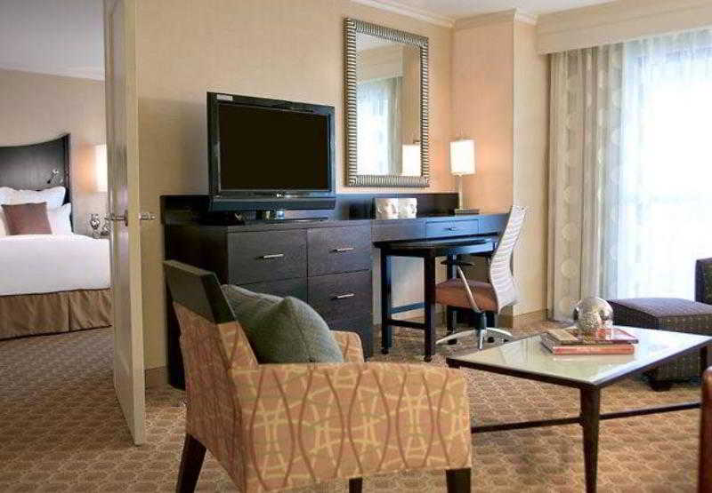 هتل Renaissance Raleigh North Hills