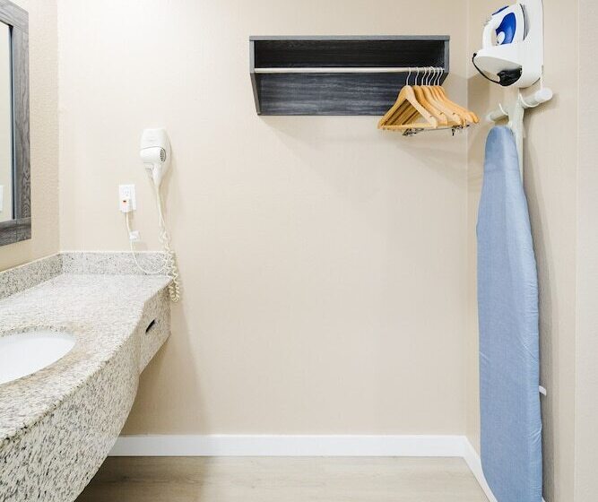 בית מלון כפרי Sapphire Inn & Suites