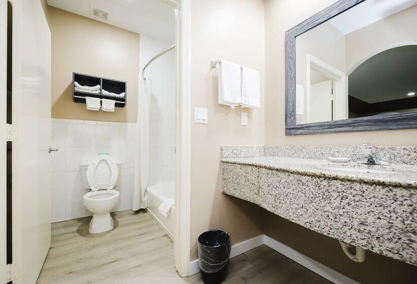 בית מלון כפרי Sapphire Inn & Suites