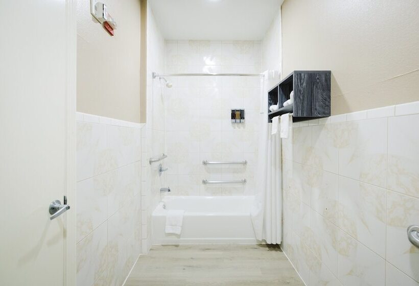 בית מלון כפרי Sapphire Inn & Suites