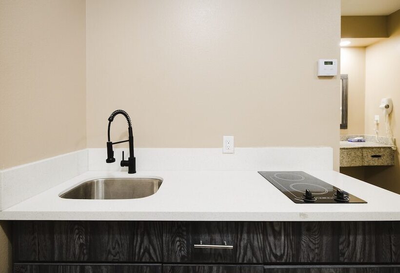 בית מלון כפרי Sapphire Inn & Suites