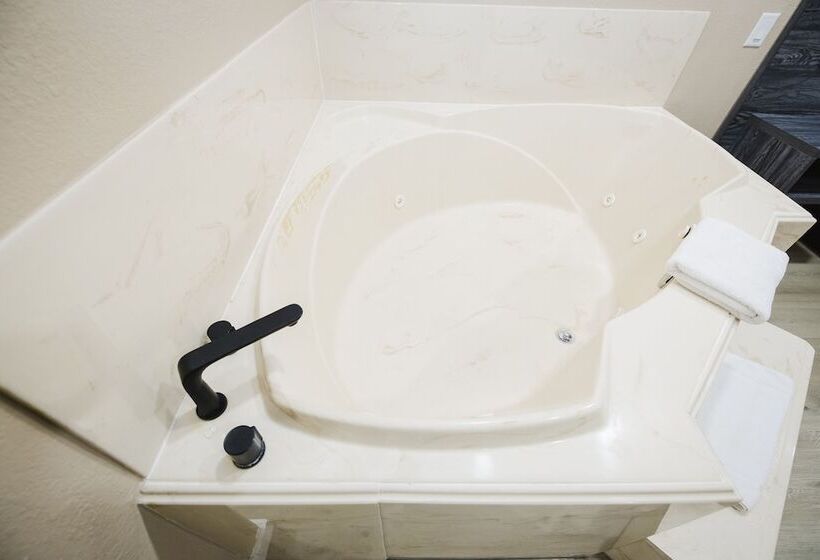 בית מלון כפרי Sapphire Inn & Suites