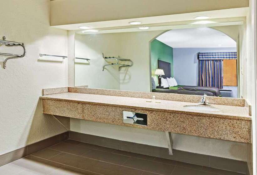 هتل Super 8 By Wyndham Houston Hobby Airport South