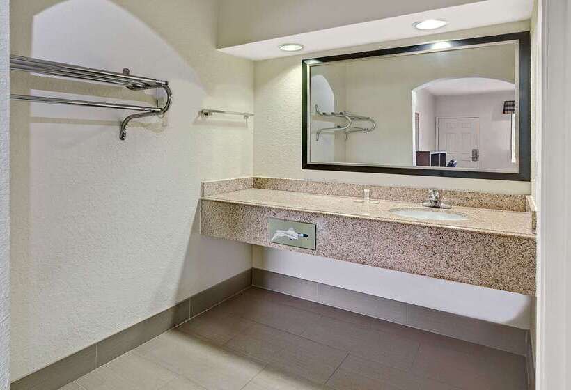 هتل Super 8 By Wyndham Houston Hobby Airport South