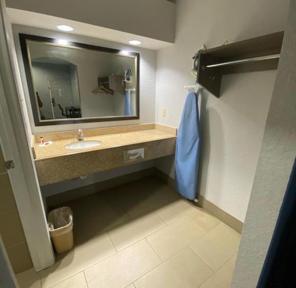 هتل Super 8 By Wyndham Houston Hobby Airport South