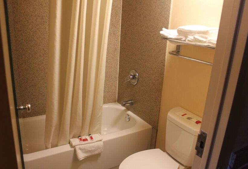 فندق Super 8 By Wyndham Laurel