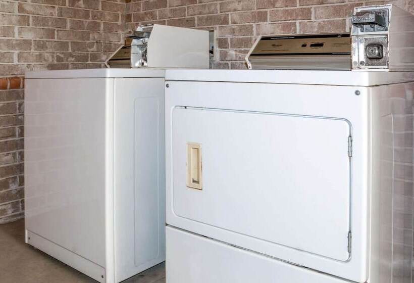 فندق Super 8 By Wyndham Stafford Sugarland Area