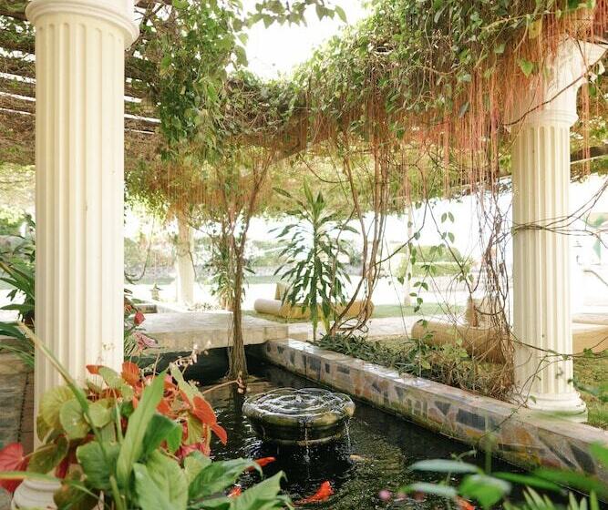 בית מלון כפרי The Peacock Garden