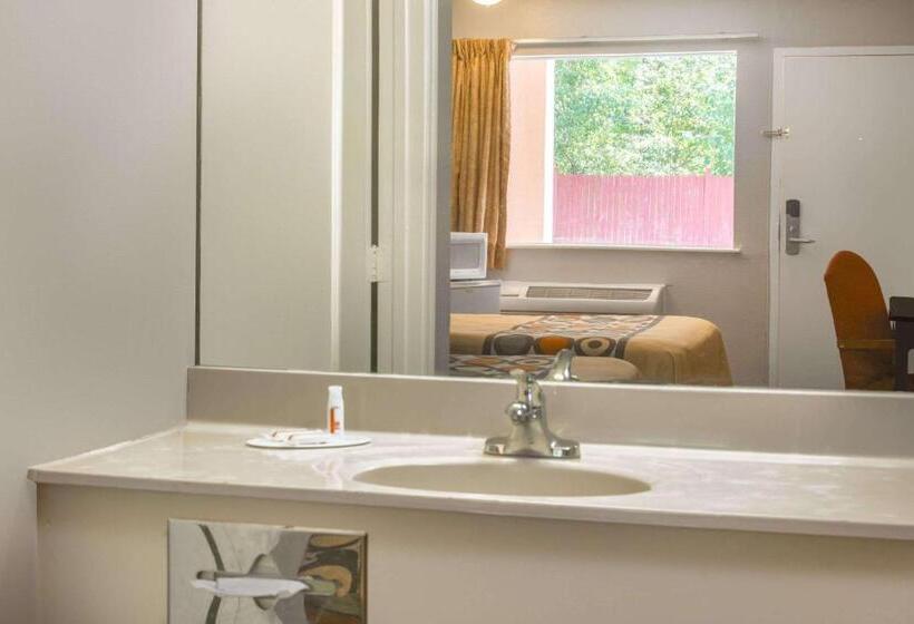 모텔 Super 8 By Wyndham Durham/university Area Nc