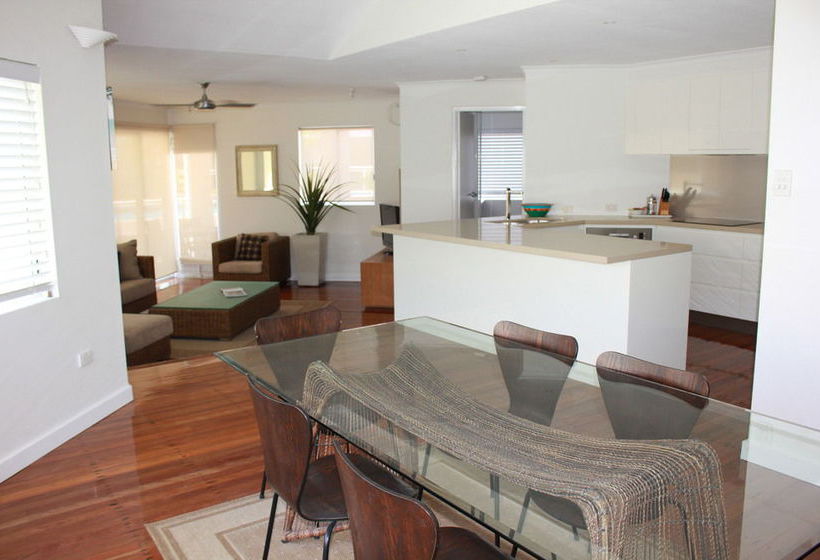 هتل Beaches Holiday Apartments   Official Onsite Reception & Check In