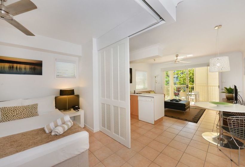 هتل Port Douglas Apartments   Adults Only Oasis