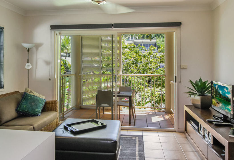 هتل Port Douglas Apartments   Adults Only Oasis