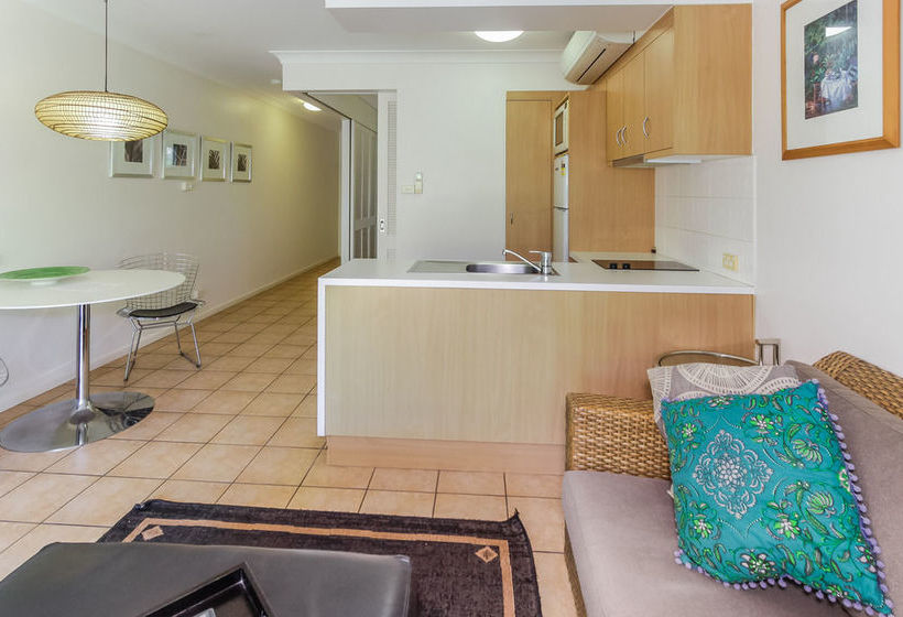 هتل Port Douglas Apartments   Adults Only Oasis
