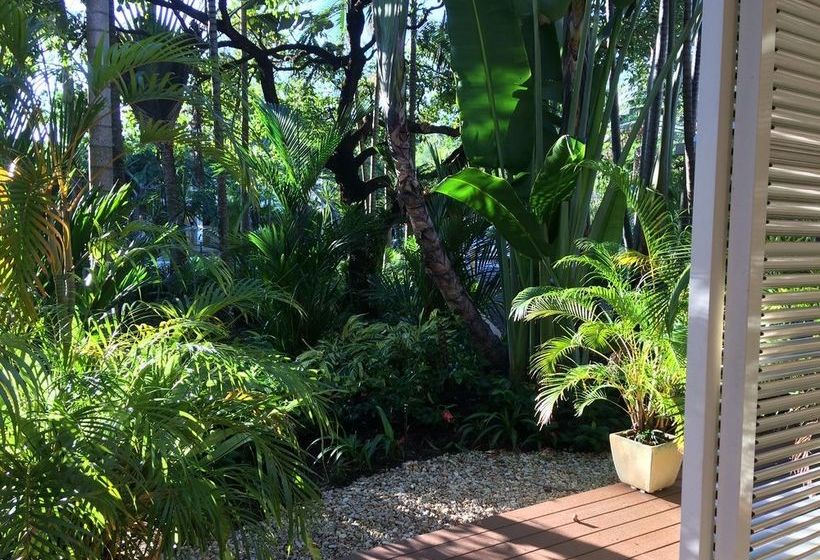 هتل Port Douglas Apartments   Adults Only Oasis