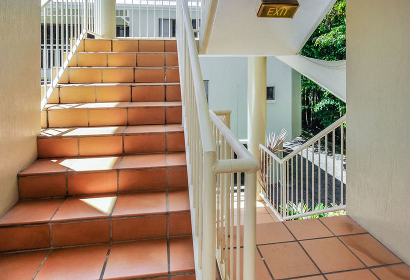 هتل Port Douglas Apartments   Adults Only Oasis