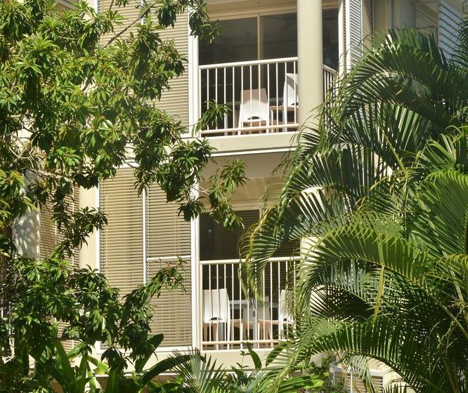 هتل Port Douglas Apartments   Adults Only Oasis