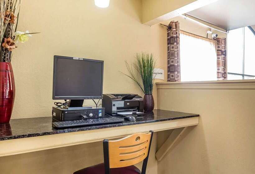 ホテル Quality Inn Warsaw I40