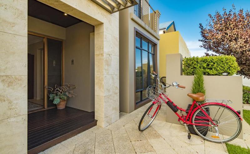 Отель The Beach House At Bayside