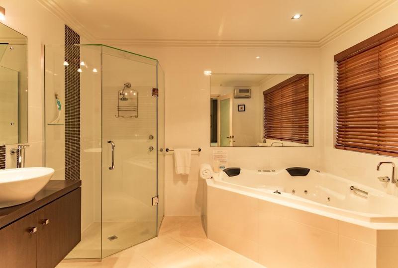 Отель The Beach House At Bayside