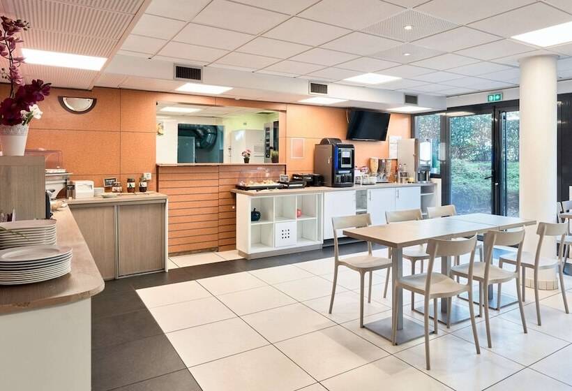 Comfort Aparthotel Versailles, St Cyr L Ecole