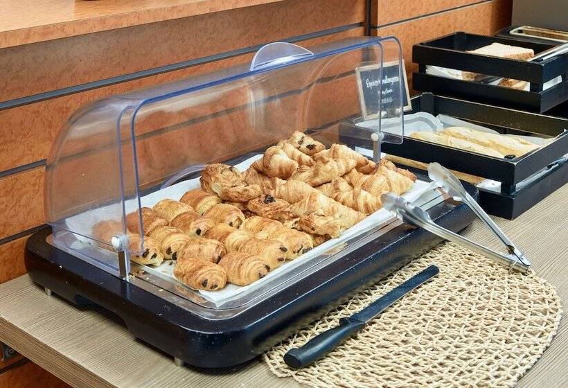 Comfort Aparthotel Versailles, St Cyr L Ecole