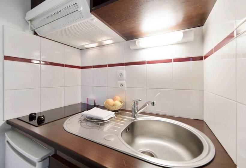 Comfort Aparthotel Versailles, St Cyr L Ecole