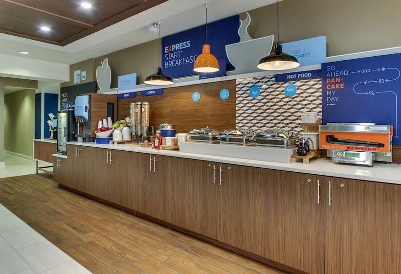 Holiday Inn Express Hotel & Suites Columbus Fort Benning, An Ihg