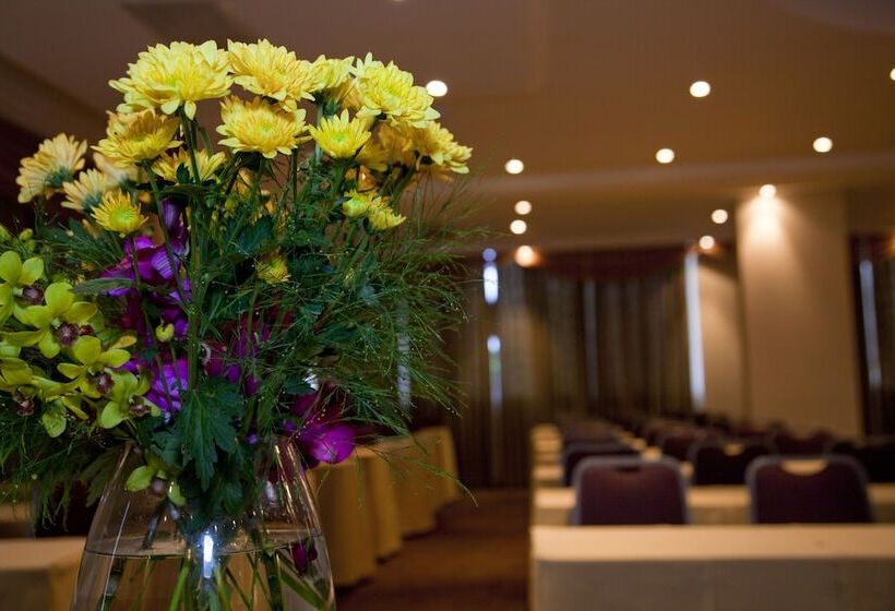 هتل The African Regent