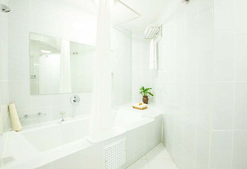 هتل The African Regent