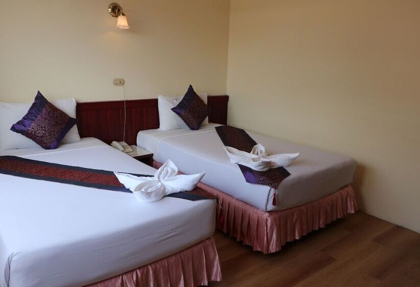 Отель Chumphon Palace