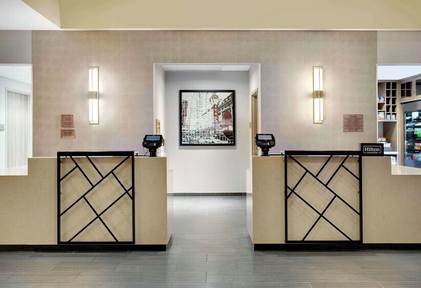 هتل Doubletree By Hilton Chicago Midway Airport