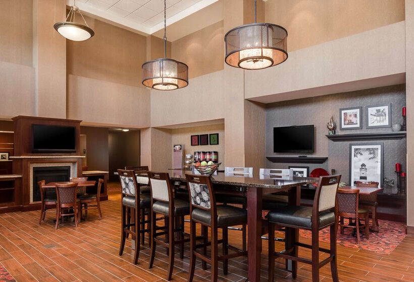 فندق Hampton Inn & Suites West Bend