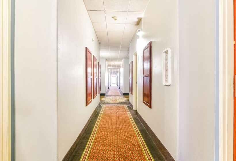 בית מלון כפרי Oyo Townhouse Oklahoma City Airport