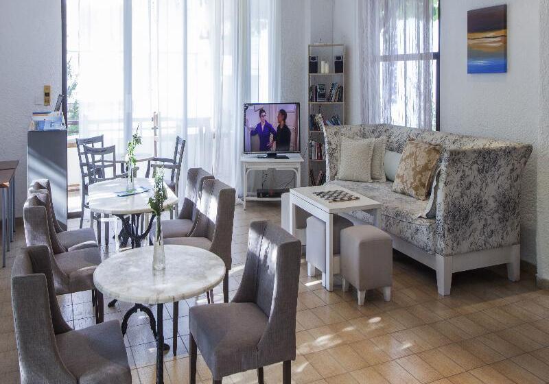 בית מלון כפרי Potidea Golden Beach