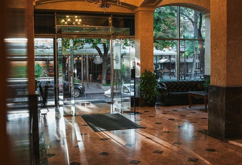 هتل Alexandrovskiy