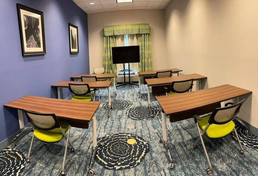 فندق Comfort Inn & Suites Plainvillefoxboro