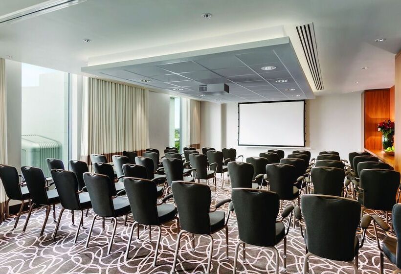 Отель Hilton London Wembley